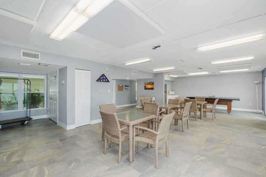 Building Photo - 464 N Paula Dr