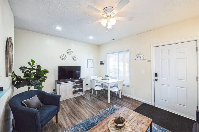 Building Photo - 105 Ash St