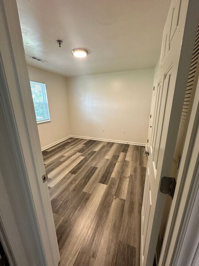 Building Photo - $1180 for 1 bedroom in a 4 Bedroom Apartme...