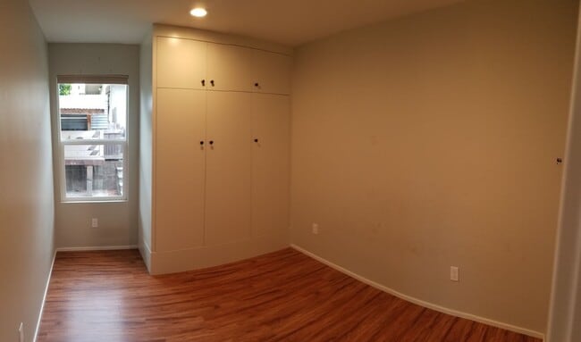 Building Photo - 5 bedrooms 2 baths close to campus and huge Backyard!