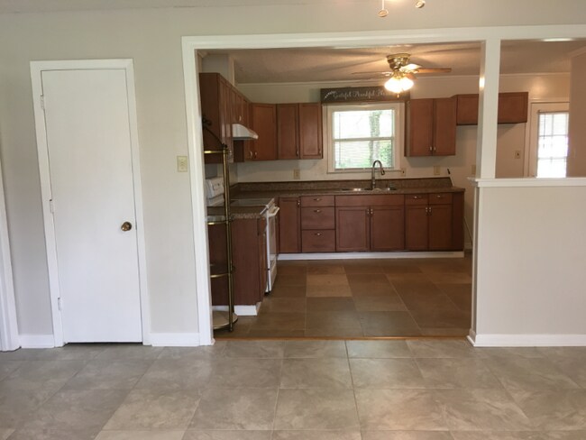 Building Photo - 659 Meadow Dr