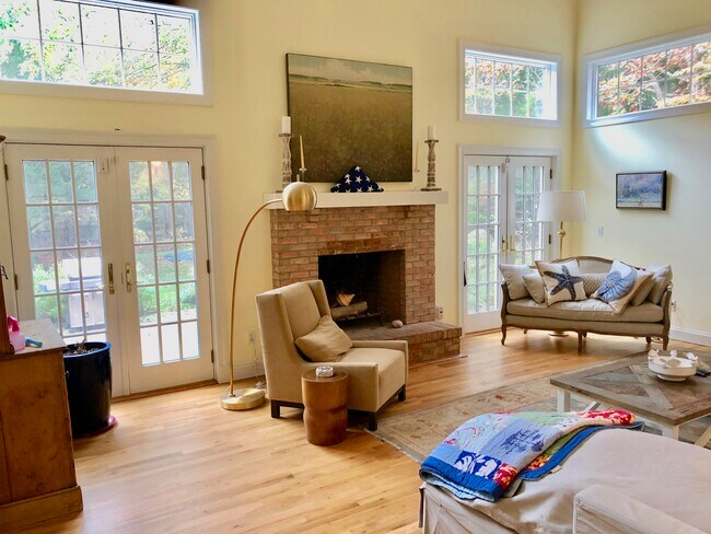 Building Photo - 10 Deer Path