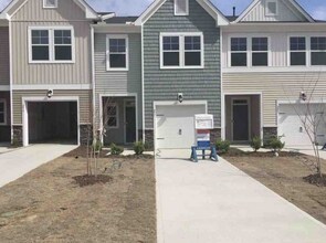 Building Photo - 277 Paramount Dr