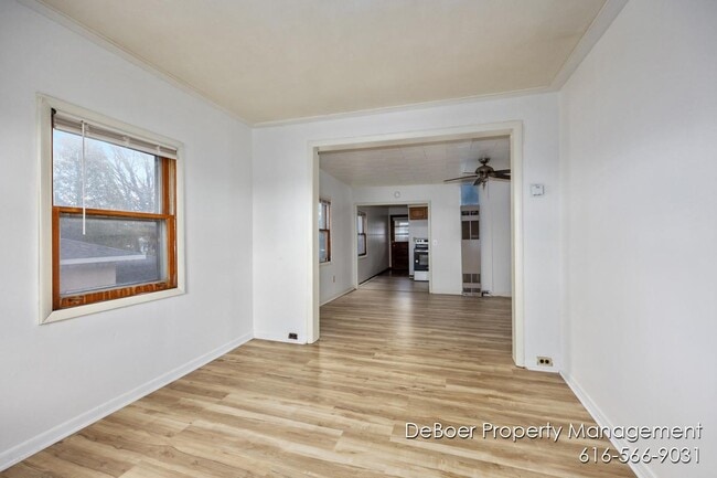 Building Photo - 1621 Lakeshore Dr