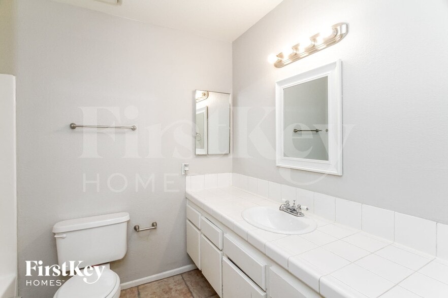 Building Photo - 5909 San Fernando Dr