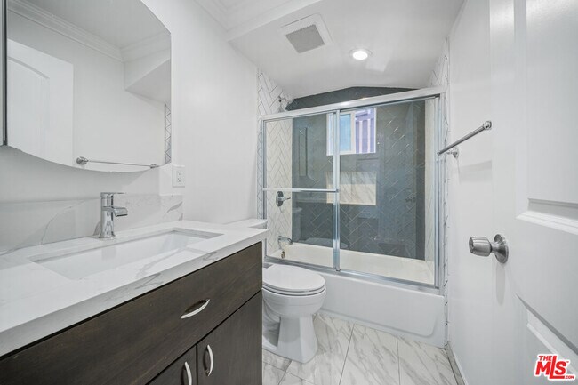 Building Photo - 238 Thorne St