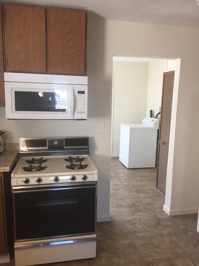 Kitchen & Laundry Rooms - 4830 Virginia Ave
