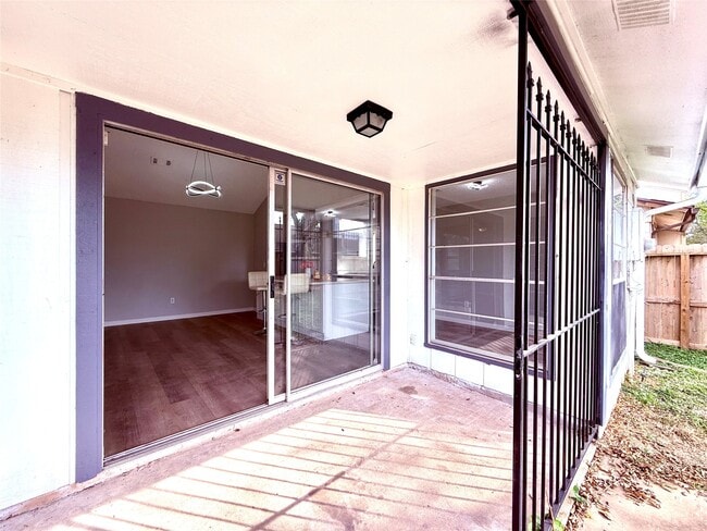 Building Photo - 12071 Plumbrook Dr