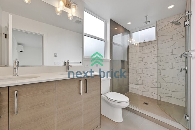 Building Photo - Charming 2-Bed, 2-Bath Townhouse Retreat in Seattle's Vibrant Heart – 1100 Sq Ft of Modern Living!
