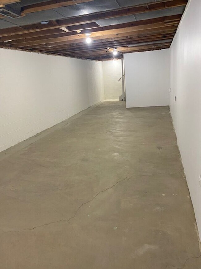 Building Photo - Ranch home with two car garage located on over 1/2 acre