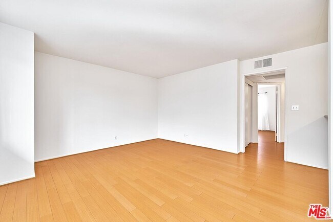 Building Photo - 326 S Manhattan Pl