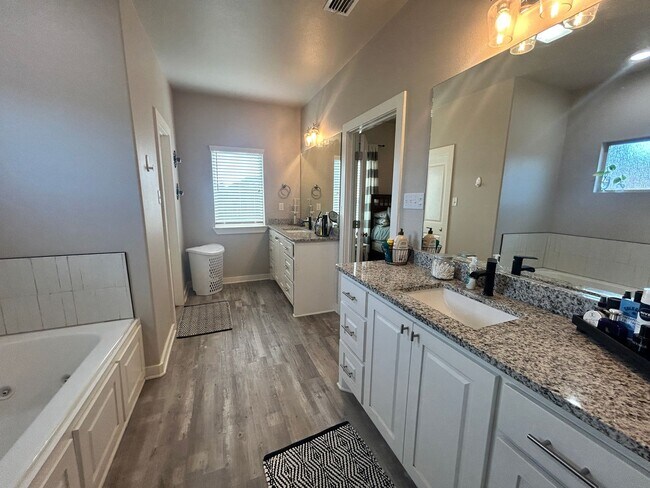 Building Photo - 4 Bed 2 bath Frenship ISD