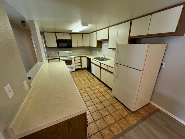 Building Photo - Updated 2 bedroom one bath Apartment in Oz...