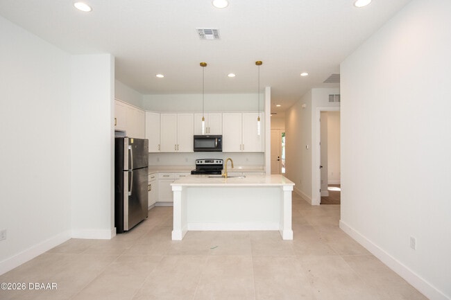 Building Photo - 618 N Duss St