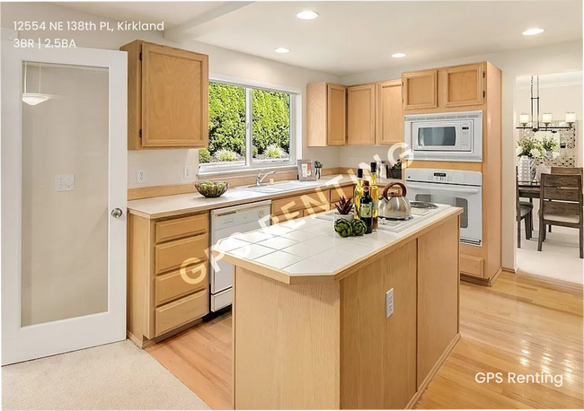 Building Photo - ? Peaceful Retreat in the Heart of Kirkland!