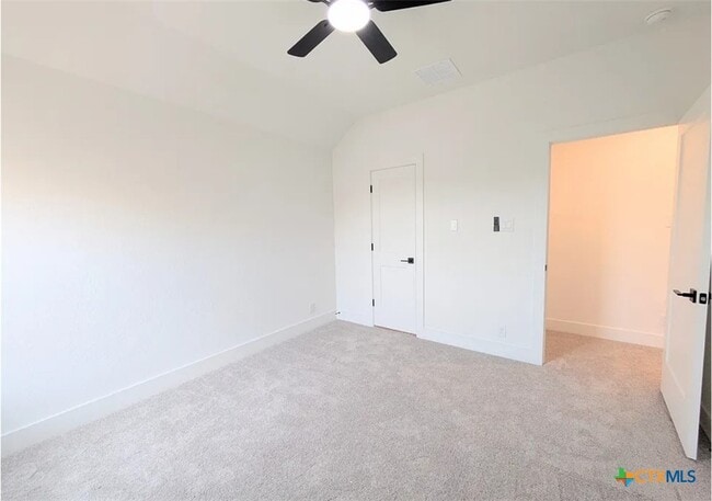 Building Photo - 1005 Easy Gruene