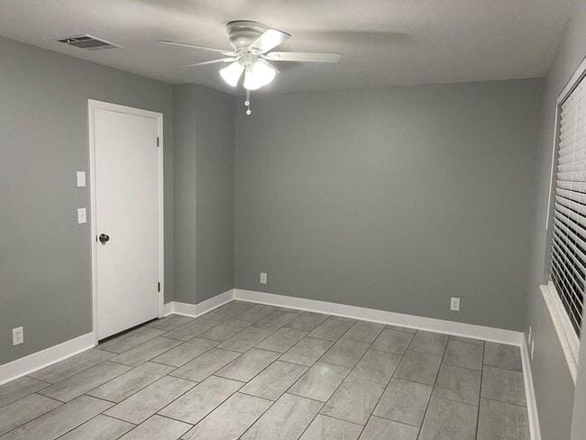 Building Photo - Beautifully Updated 2 Bed Townhome with Pool Access