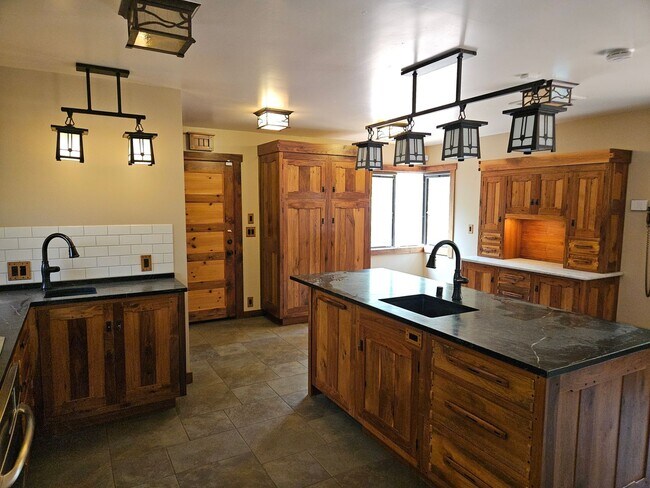 Building Photo - Stunning 5 Bed 3 Bath Naglee Park Home Wit...