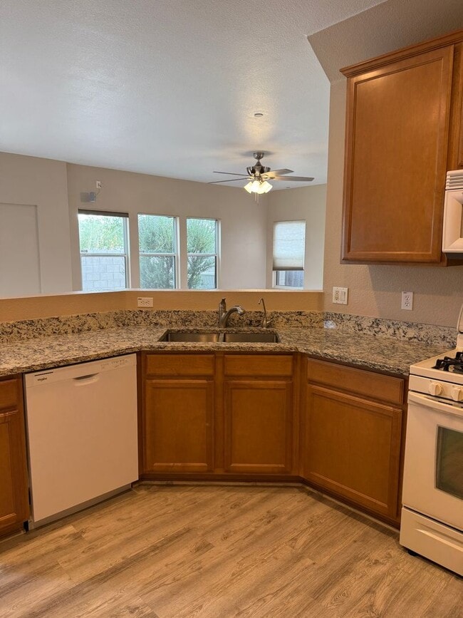 Building Photo - AVAILABLE NOW!  Beautiful 3BD/3BA North West HOME Resort-Style Living Across from Omni Tucson Nat...