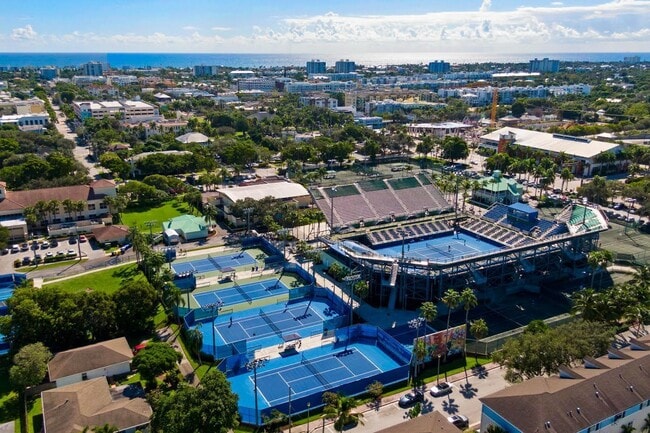 Building Photo - 325 NW 50th Ave