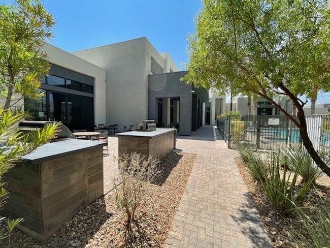 Building Photo - Beautiful Fully Furnished Condo in Affinit...
