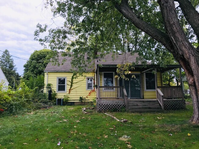 Building Photo - HOUSE CLOSE TO EVRYTHING YOU NEED.THIS HOME IS A MUST SEE!!!