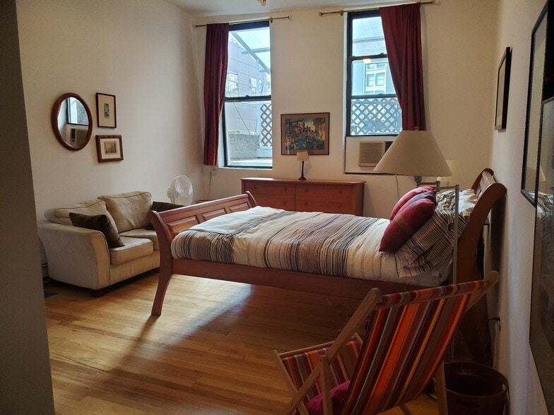 Master BR with private deck behind it - 471 Broadway