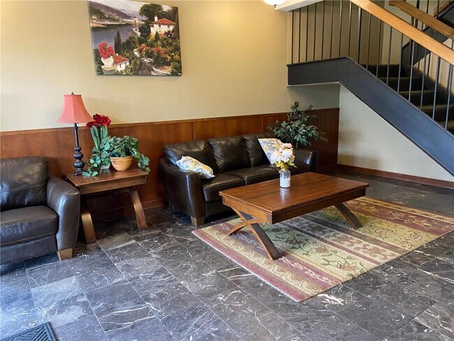 Building Photo - 633 Robert St