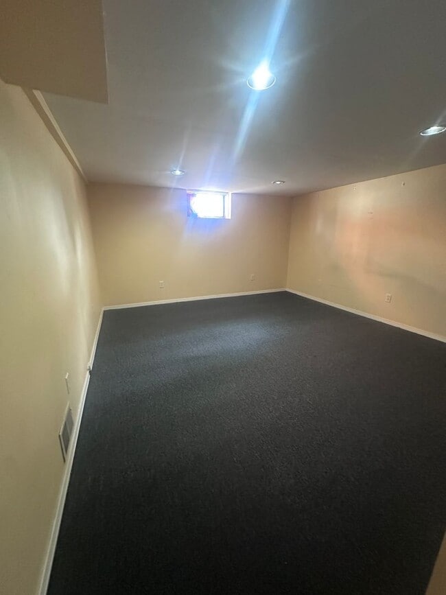 Building Photo - Hikes Point 3+ bedroom home with finished basement and garage
