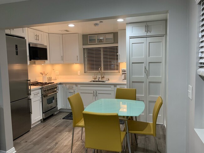 Building Photo - 145 S La Peer Dr