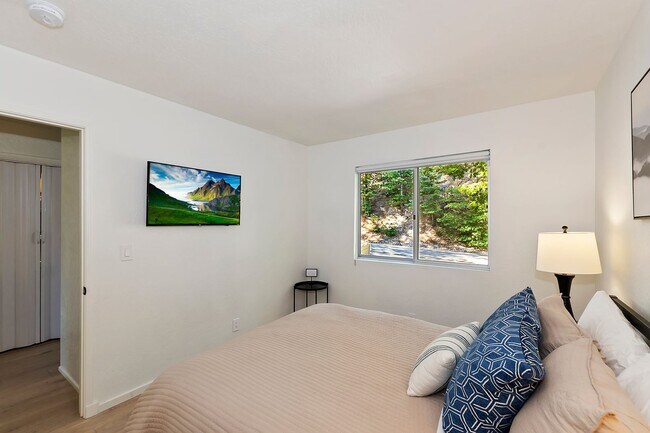Building Photo - Stylish Chalet with Lake Rights