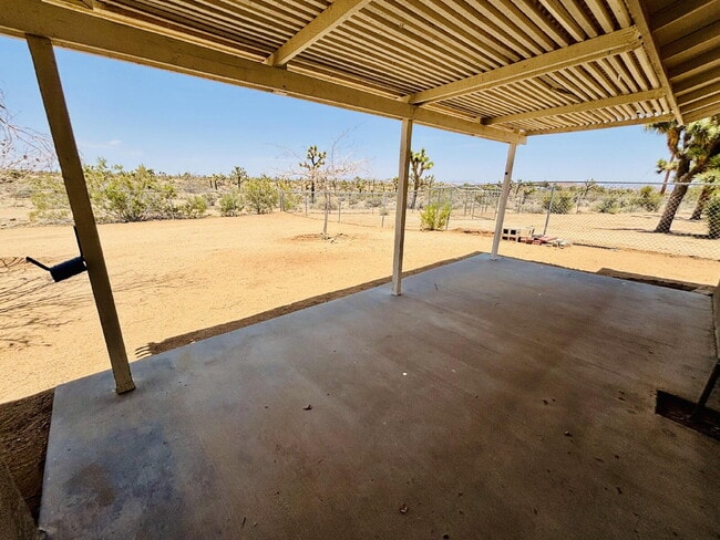 Building Photo - Charming 3-Bedroom with 2 Full Baths on th...