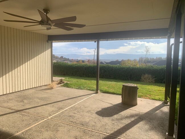 Building Photo - West Valley Home with Stunning Views