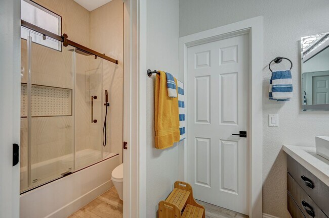 Building Photo - 4 Bedroom Contemporary Furnished-Renovated...