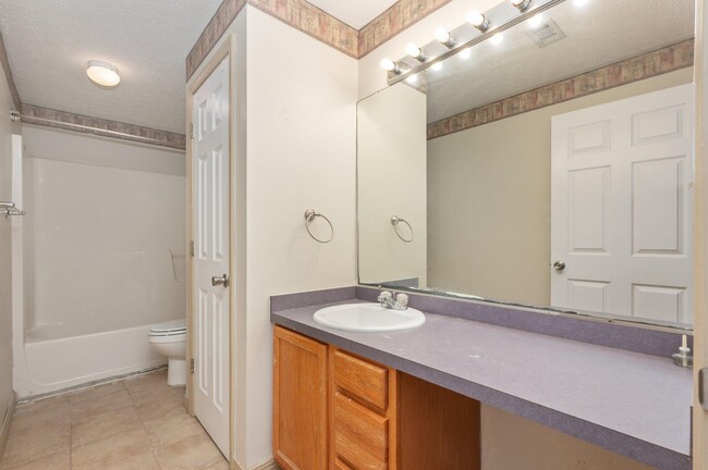 Building Photo - 17 Chatelaine Cir SE