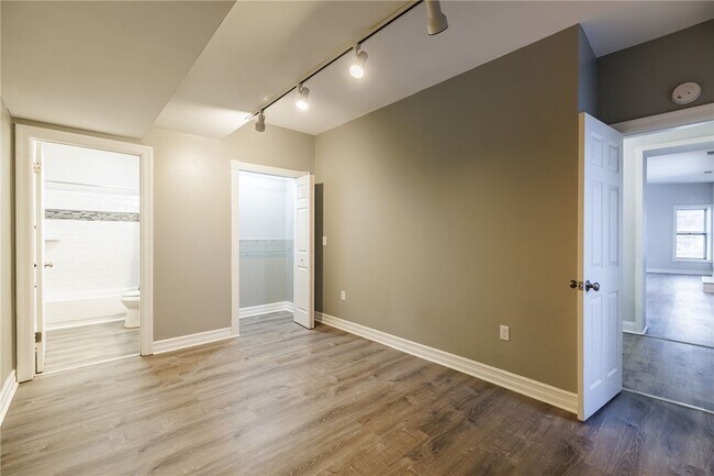 Building Photo - 186 Monroe Ave