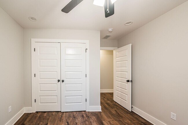 Building Photo - 809/811 Rodeo Lane