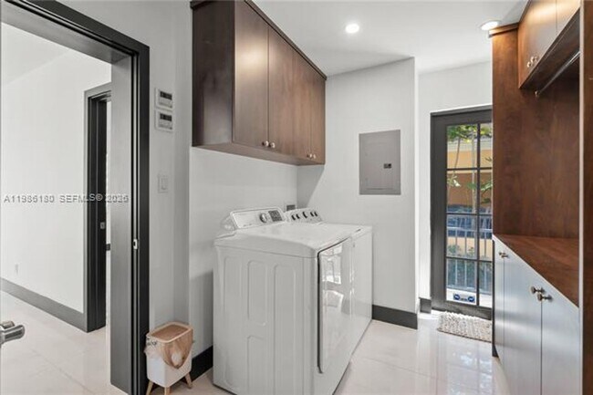 Building Photo - 519 Alhambra Cir