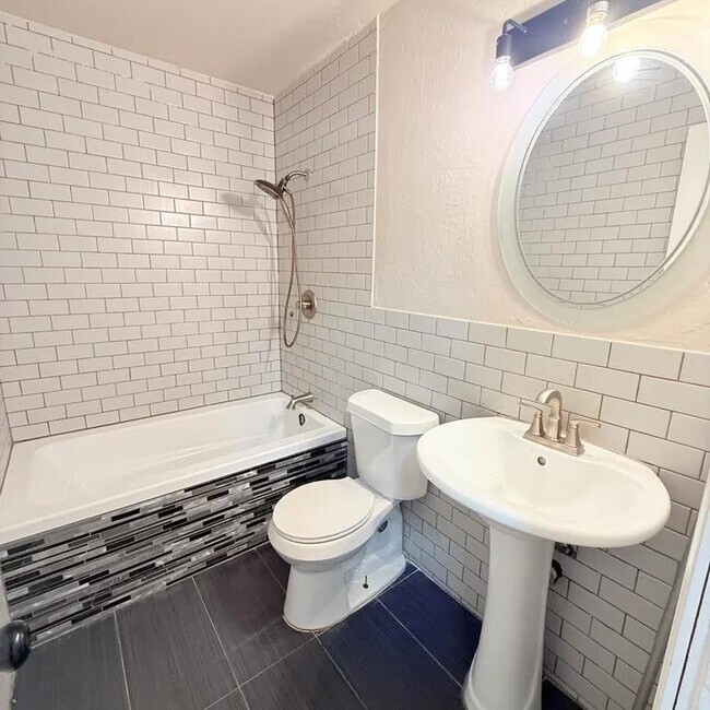 Building Photo - 4004 SE 25th St