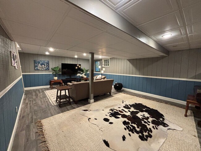 Building Photo - Beautiful 4 Bedroom Home In Mt. Lebanon!