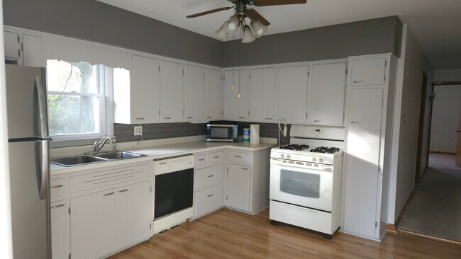 Building Photo - 209 Maple Ct