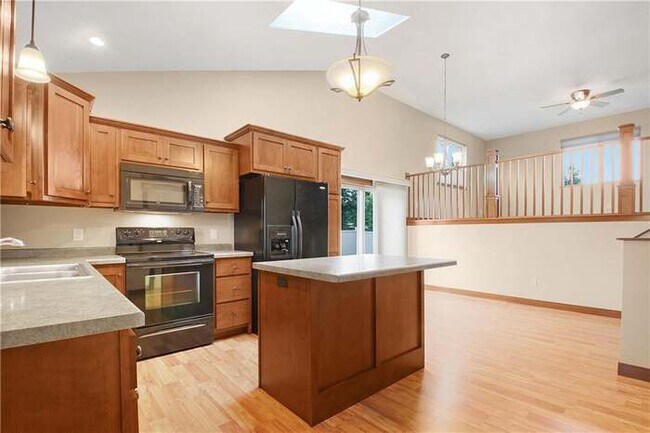 Building Photo - 2425 Lake Ct