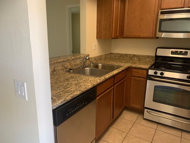 Building Photo - 1 Bedroom 1Bathroom Burbank Condo! Ready for Move-In!