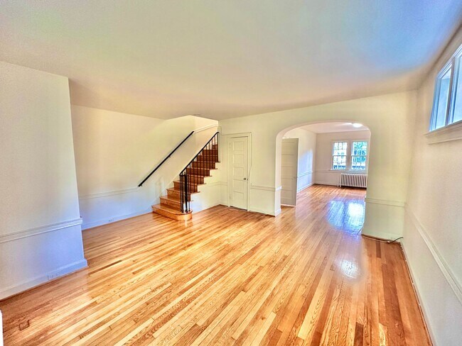 Building Photo - Spacious 6 bedroom 3.5 bath Tudor Townhouse w/Deck close to Georgetown University & Hospital