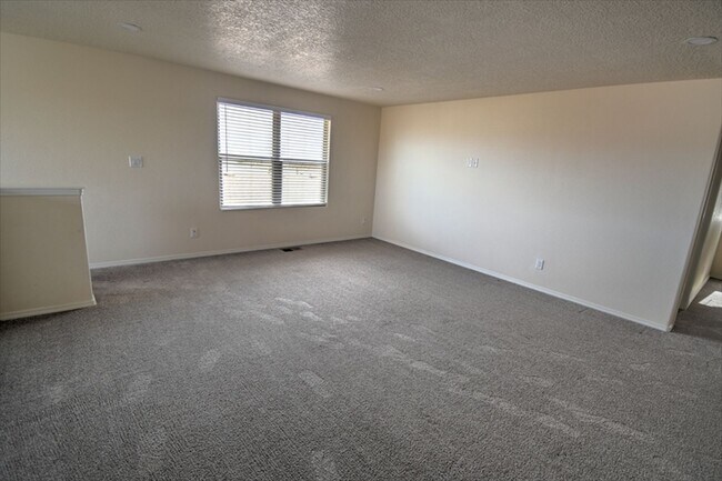 Building Photo - AMAZING MULTI GENERATIONAL 4 BEDROOM (with 2 Primary Suites-one up stairs and one down)