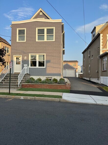 House - 319 Monroe St