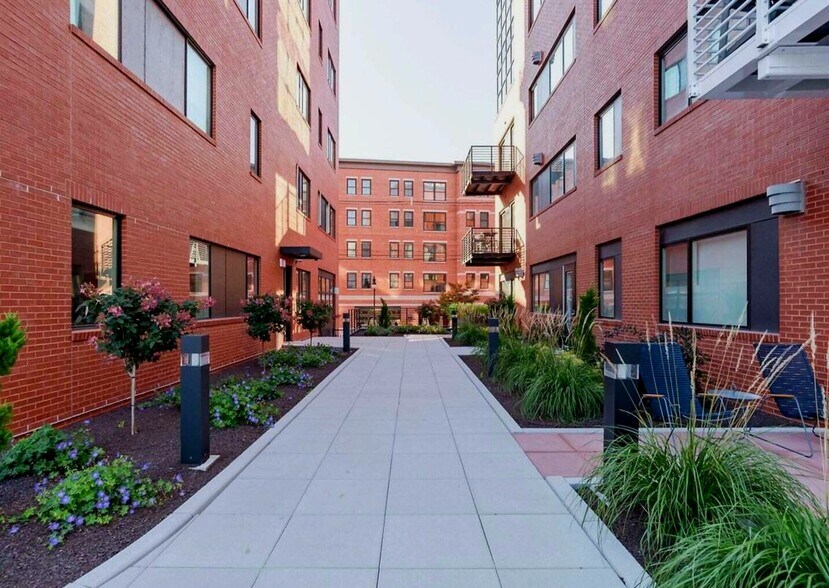 Building Photo - 383 Commercial St