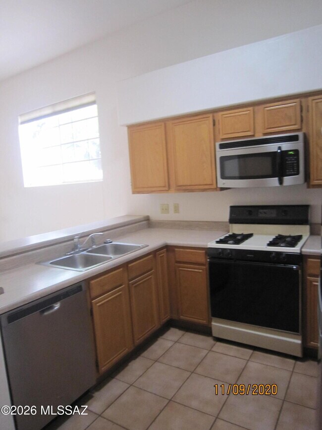 Building Photo - 3331 N Deerspring Ct