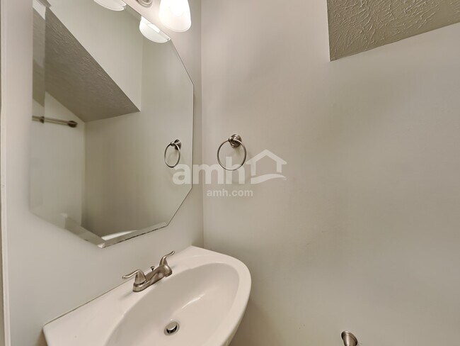 Building Photo - 2049 Aberdeen Cir