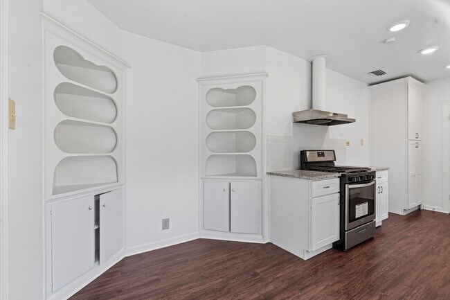 Building Photo - Historic Charm in Hillsboro!